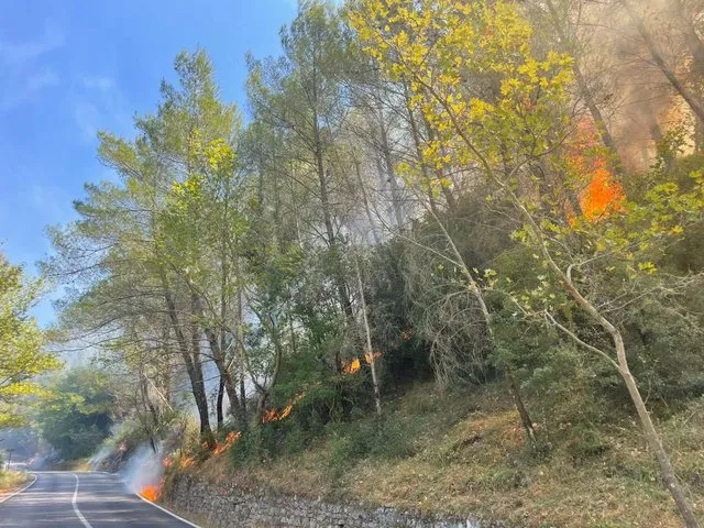 Mbyllet qarkullimi në një aks të Sarandës, shkak përhapja e flakëve