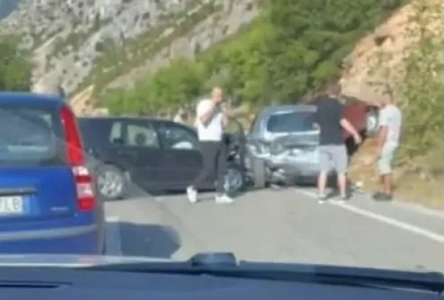 Aksident i rëndë në rrugën Bulqizë-Peshkopi. 4 makina përplasen me njëra-tjetrën