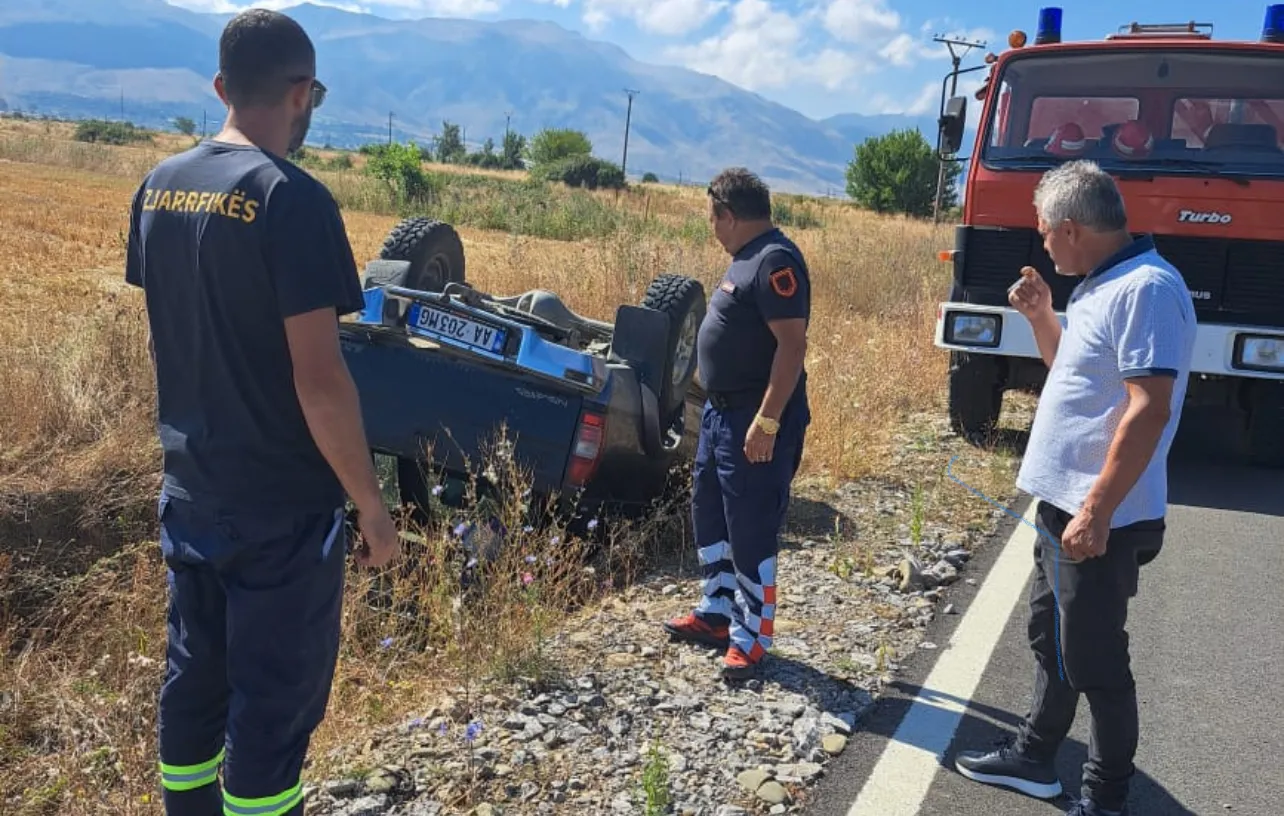 Aksident i rëndë në Korçë/ Makina del nga rruga e përmbyset