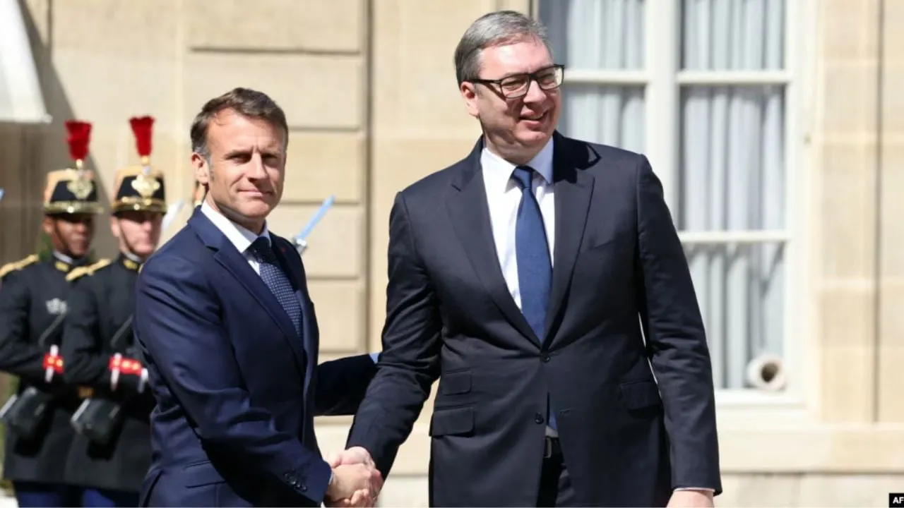 Kosova dhe Serbia/ Macron dhe Vuçiç diskutojnë në telefon