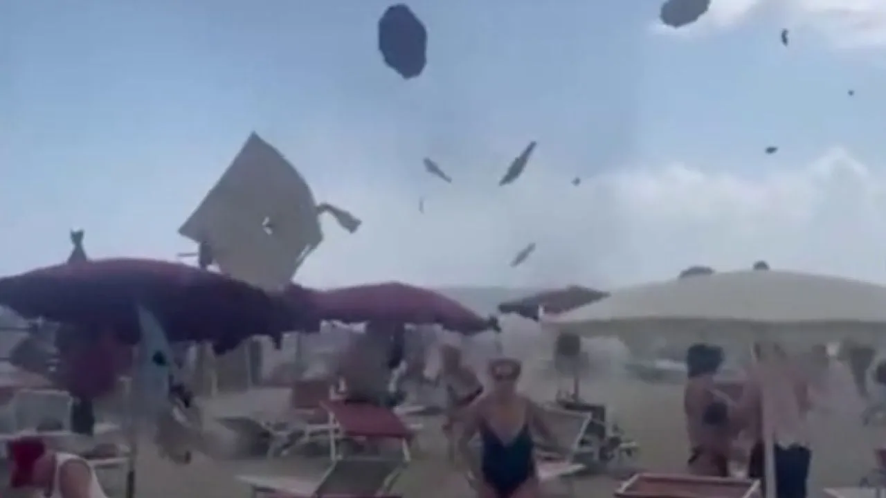 Moti i keq përfshin Italinë/ Tornado “fluturon” çadrat, pushuesit largohen të tmerruar