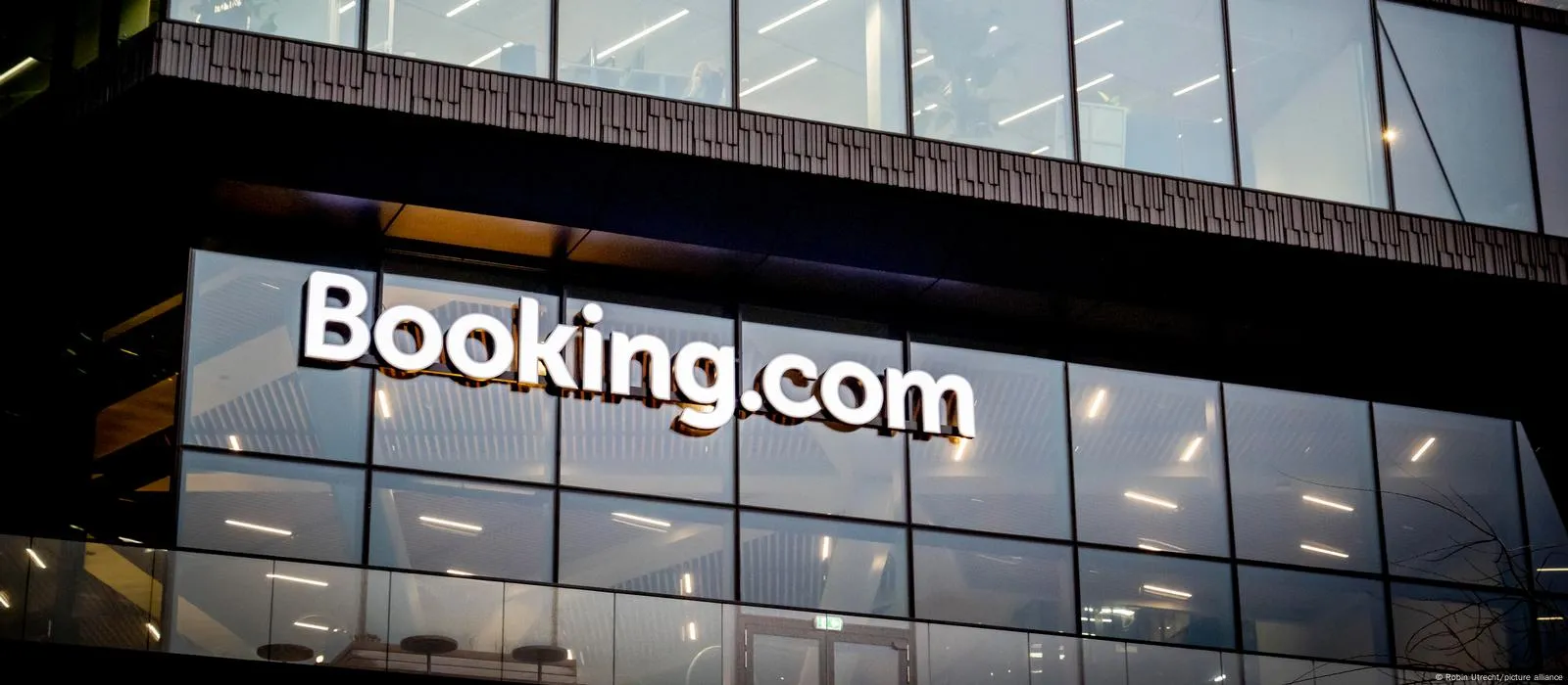 Mijëra hotele në Evropë po padisin Booking.com për praktika abuzuese