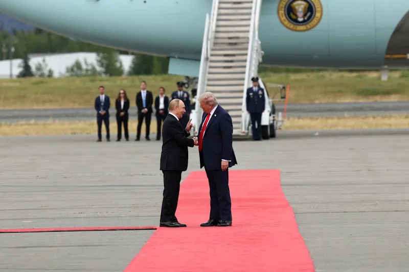 Nis takimi historik/ Trump-Putin shtrëngojnë duart në Alaskë