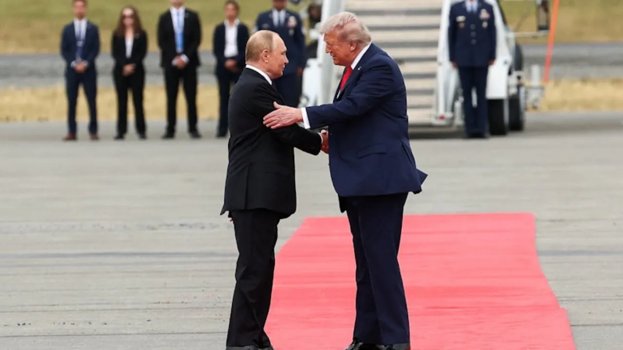 Çfarë tha gjuha e trupit mes Trump dhe Putinit gjatë takimit të parë?