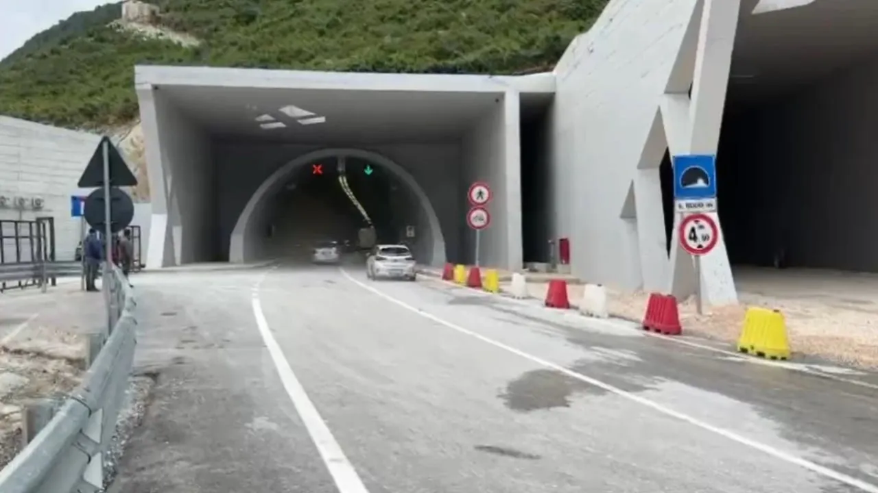 Aksident në tunelin e Llogarasë/ Përplasen tre automjete