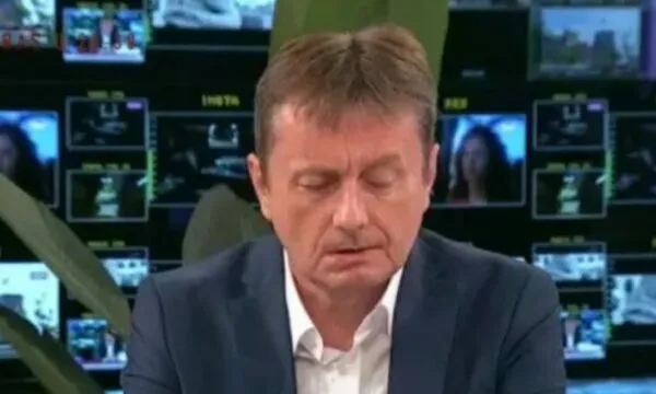 Video/ Ministri pëson goditje në tru live në emision