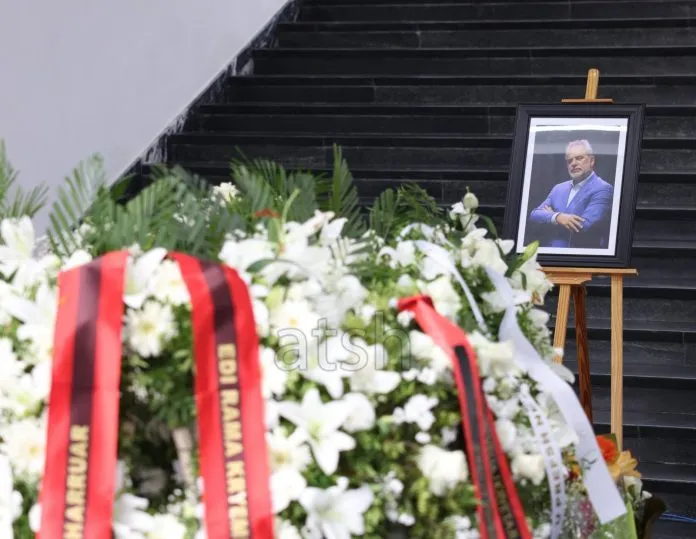 Homazhe në Universitetin e Arteve për Artur Zhejin