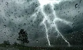Meteorologët: Nesër do të ketë shtrëngata shiu dhe vetëtima