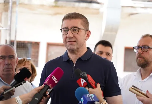 “Dhoma gazi për shqiptarët”- Kryeministri i Maqedonisë së Veriut reagon ndaj thirrjeve antishqiptare: Nuk i vura re, por i dënoj!