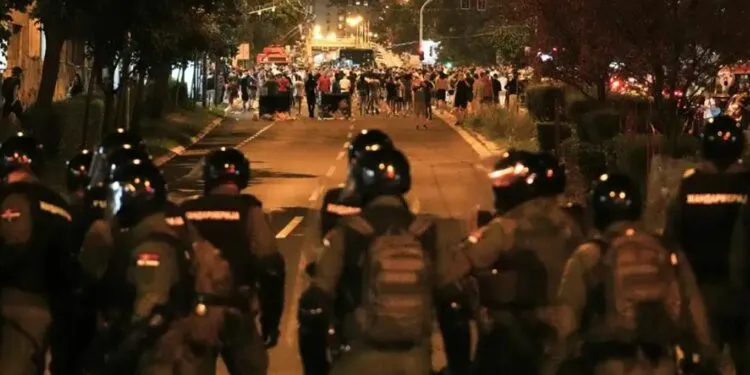 DW: Vuçiç përdor banda kriminale për të shtypur brutalisht demonstruesit