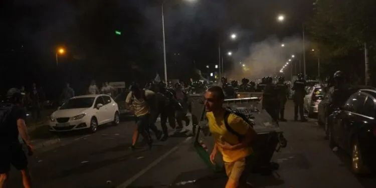DW: Protestat antiqeveritare në Serbi, Vuçiç çon vendin drejt luftës civile