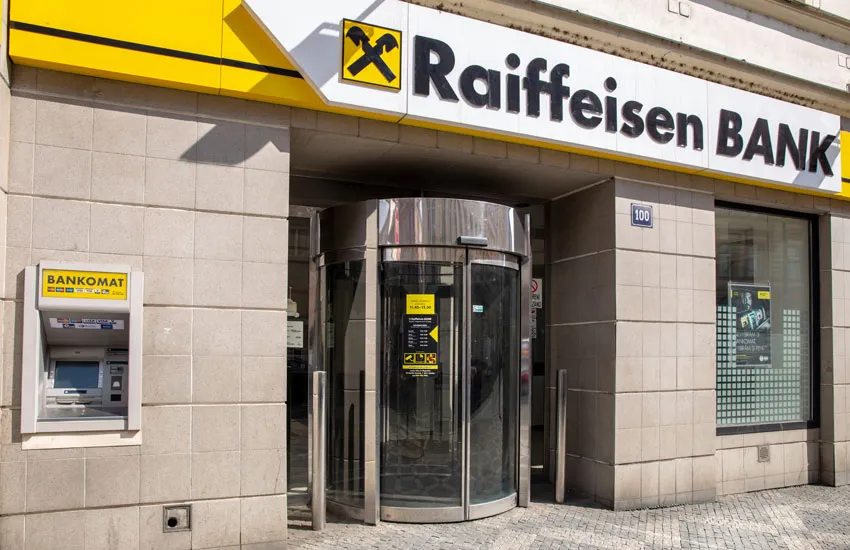 Skandal/ Raiffeisen Bank përfshin në një kredi false një grua. Tenton t’i marrë shtëpinë
