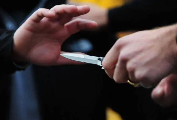 Sherr mes fqinjëve në Tiranë, plagoset me thikë 31-vjeçari