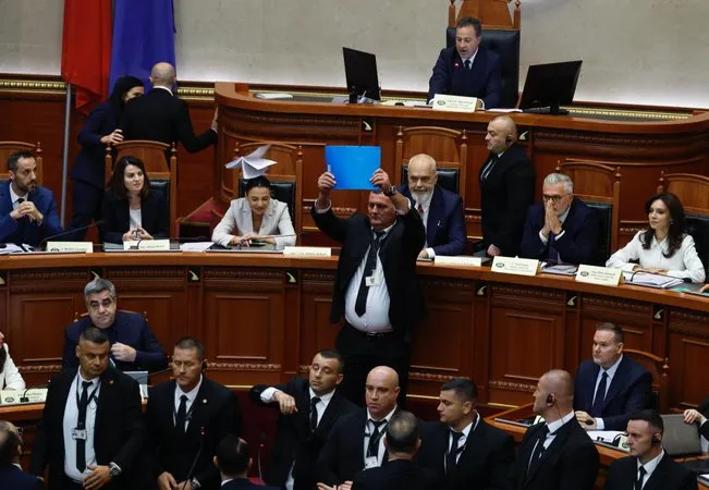 Fotogaleri/ Ministrat e Ramës goditen nga librat e fletoret e PD-së