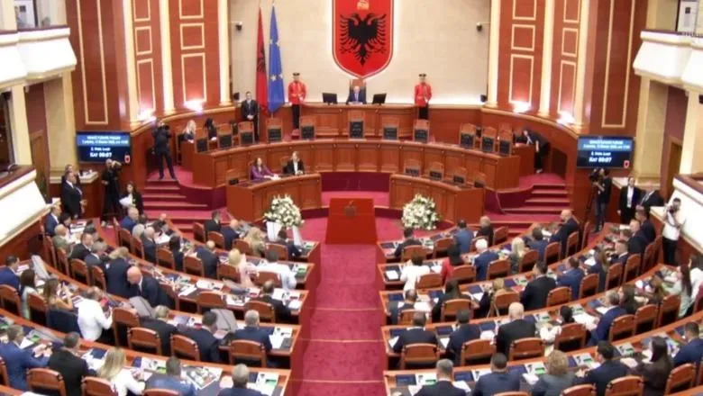 Betohen ligjvënësit e rinj/ Dy deputetë të PSD japin dorëheqjen