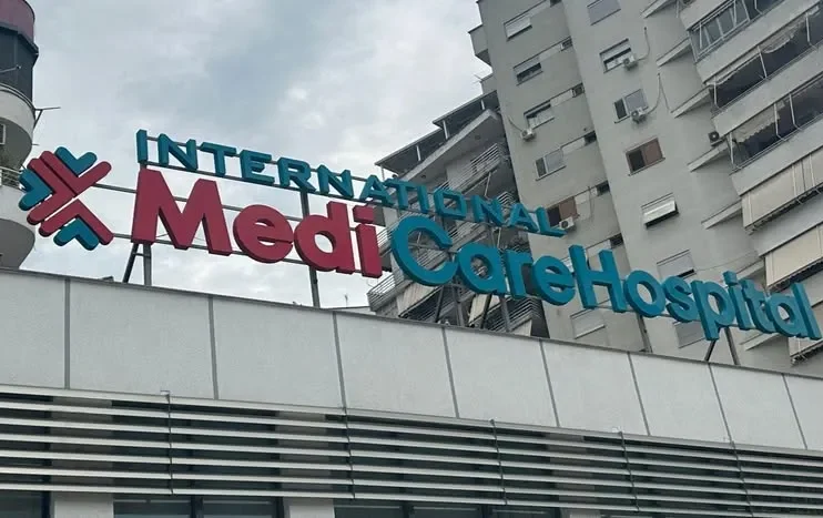 Nga masakrimi i pacientëve tek evazioni fiskal, prapaskenat e spitalit privat që u bllokua sot në Tiranë (video)