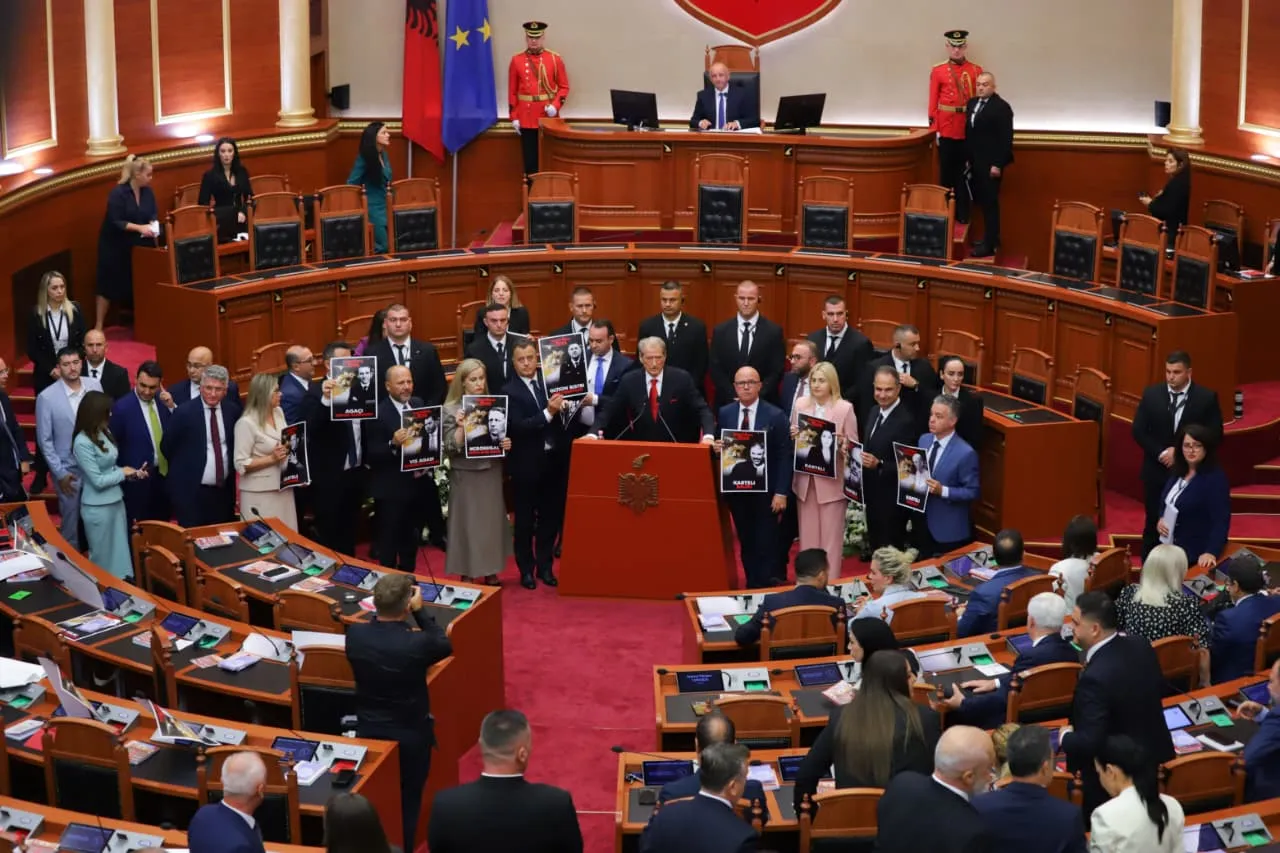 Kuvendi nis me tensione, protesta e PD-së me fletushka në Parlament