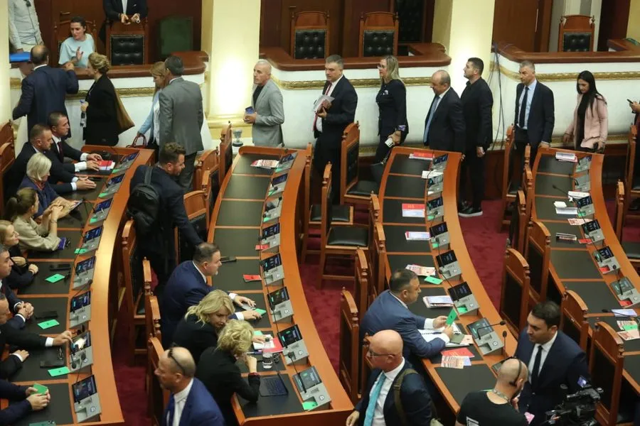 Opozita braktis seancën, rregullorja e re e Kuvendit miratohet vetëm me votat e mazhorancës