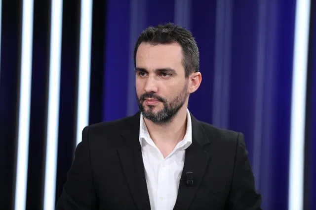 A do të kandidojë për Tiranën? Ja çfarë thotë Adriatik Lapaj