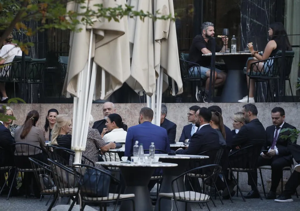 Fotolajm/ Pas mbledhjes, Rama e ministrat “shtrohen” në kafe