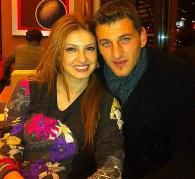 Vdekja e gruas së Alban Hoxhës pas lindjes/ Familja: Kemi 11 vite rresht që presim drejtësi!