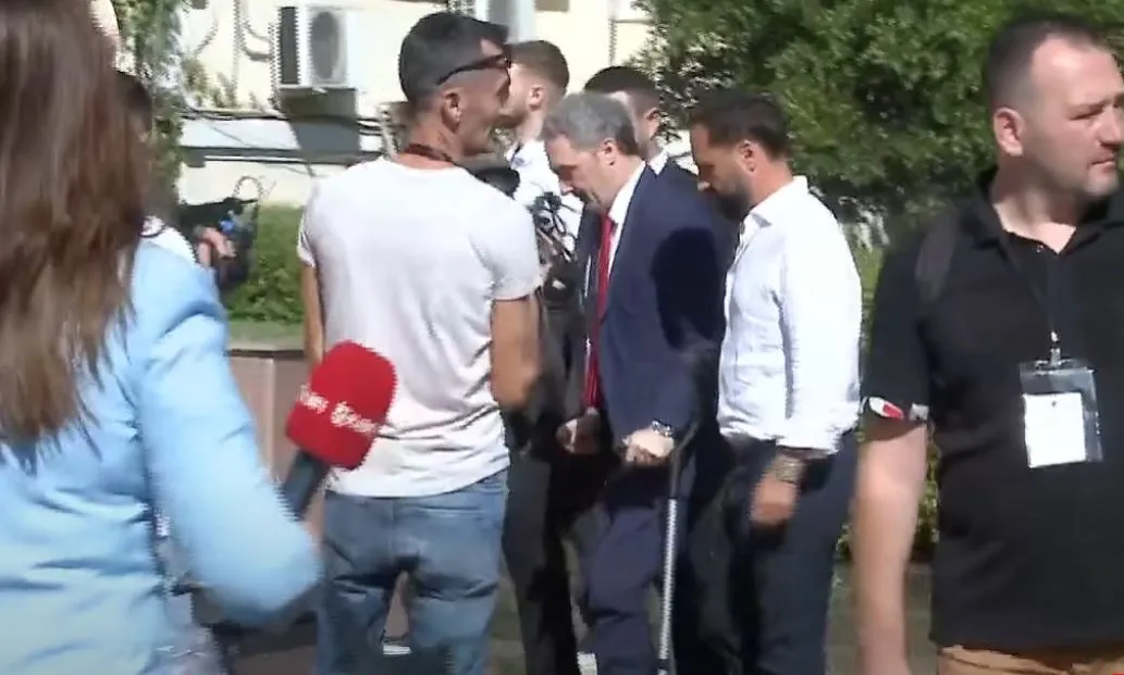 Bardh Spahia me paterica në Kuvend, batuta me gazetarët: E sigurt që do të hyj me këmbën e djathtë