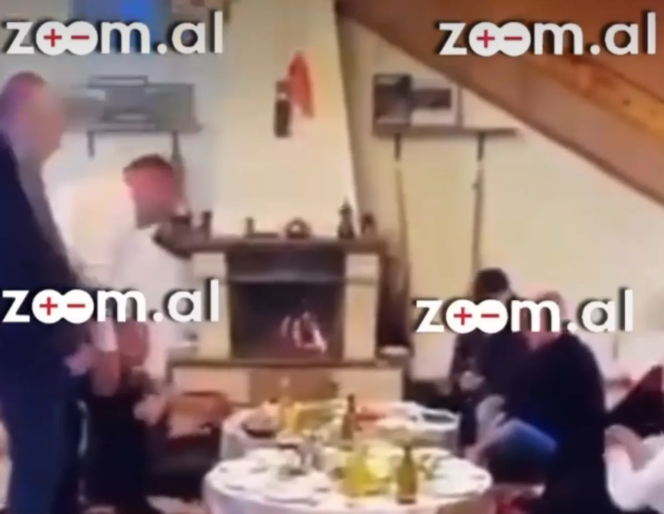 VIDEO/ Olsi Rama dhe deputeti i PD filmohen në darkën e shtruar nga “Pojat” e Durrësit