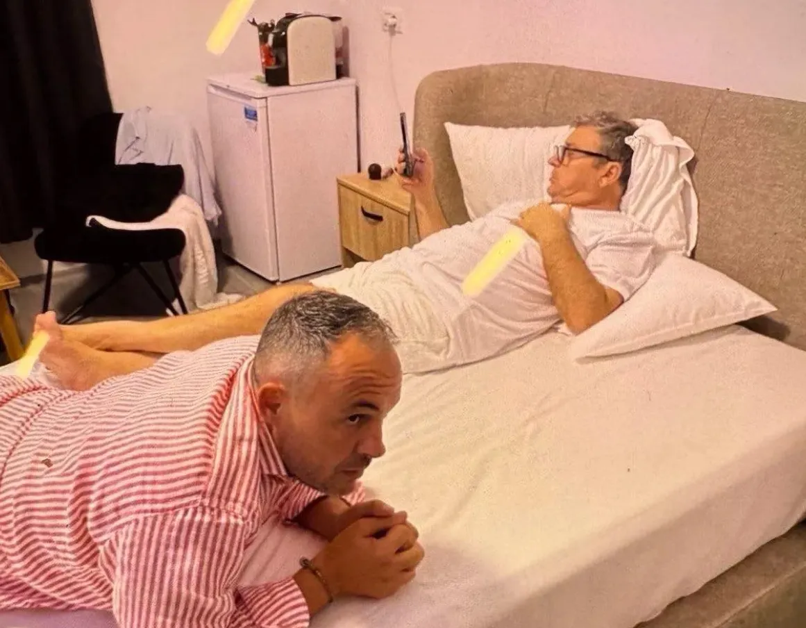Foto-Skandal/ Vangjush Dako si në hotel brenda qelisë së burgut