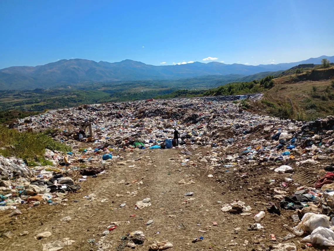 “Investimi historik” i qeverisë e lë Matin të mbytur nga plehrat