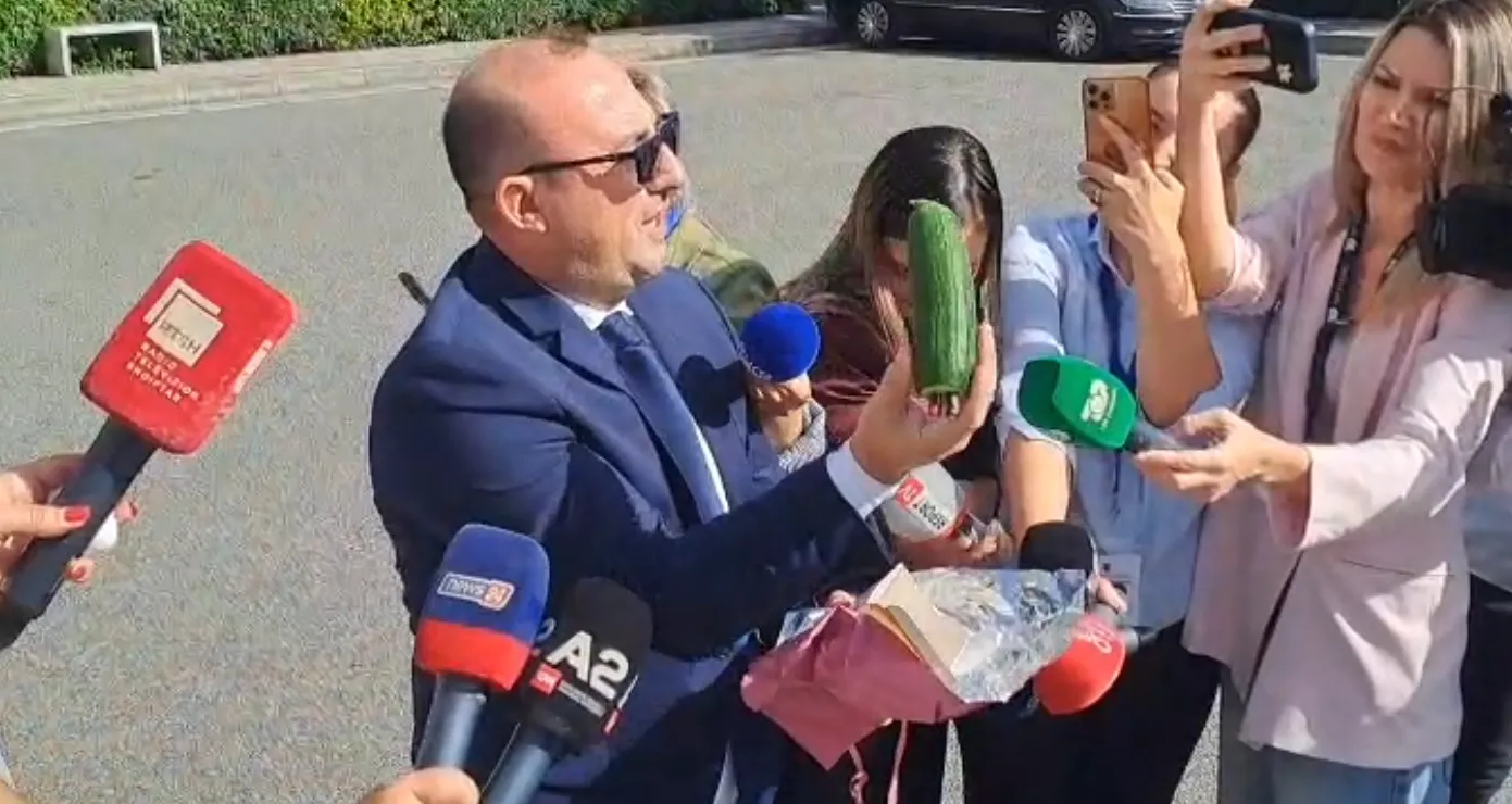 “Do t’i kërkojmë dorën ‘Diellës’”- Korreshi i “gjen” burrë ministres robot, kastravec me bateri për “pajën”