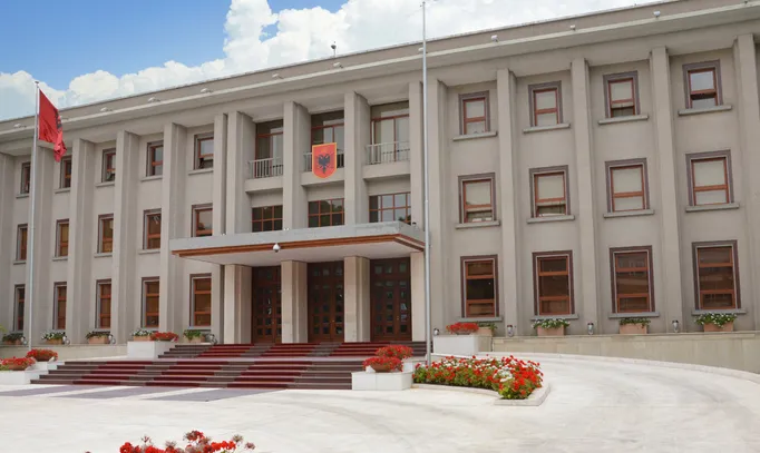 U miratuan në Kuvend mes tensioneve politike, ministrat e rinj betohen sot para Presidentit