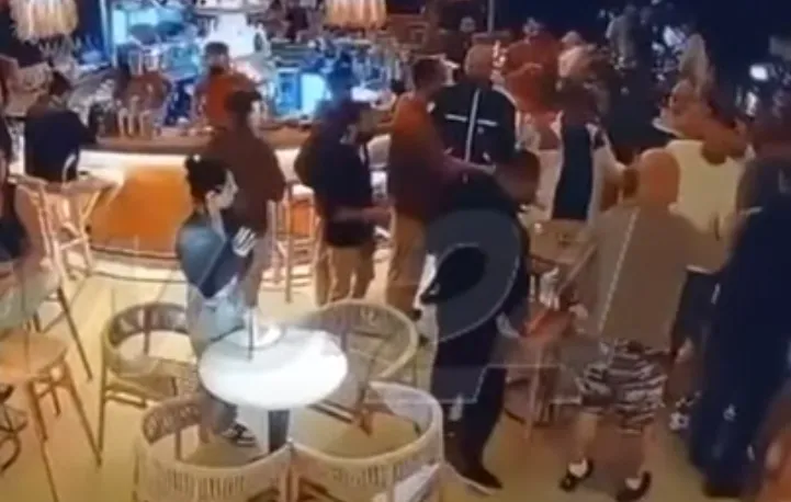 PAMJE TË RËNDA/ Sherr me thika, karrige dhe shkopa bejsbolli në lokal. Del videoja e ngjarjes në Korçë