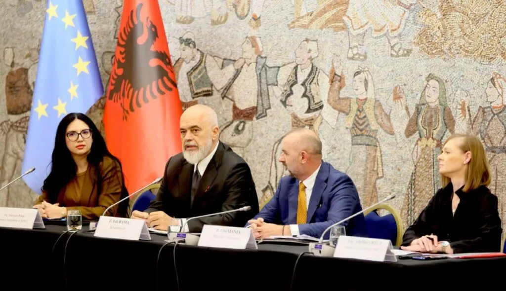 Edi Rama: Zjarrvënësit do trajtohen si vrasës!