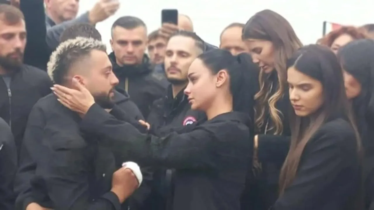VIDEO/ Gjesti i jep lamtumirën e fundit vëllait, në ceremoni edhe  Egli