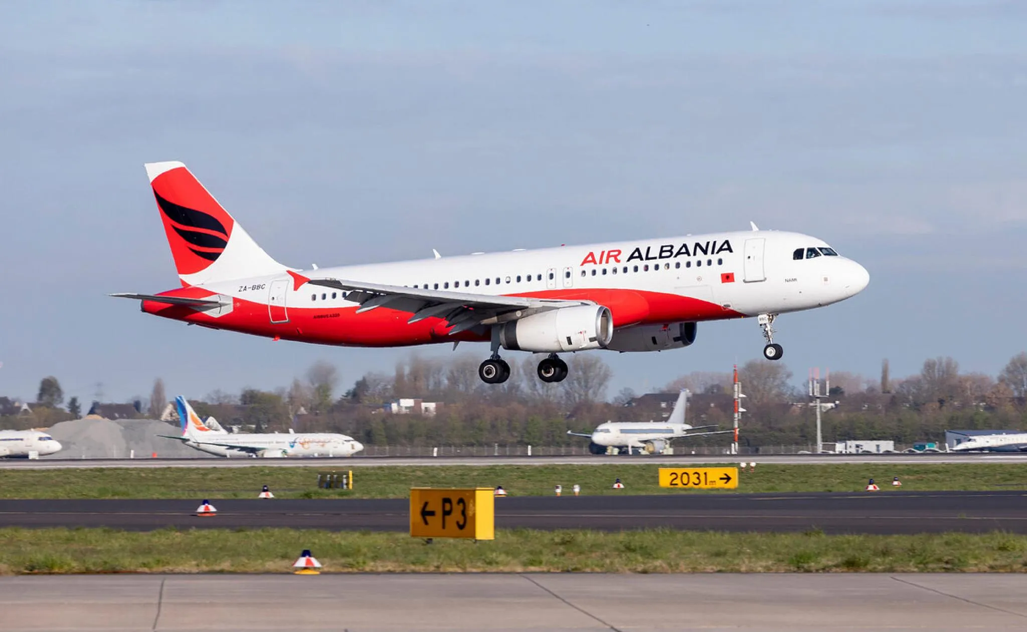 EKSKLUZIVE/ Aeroporti i Tiranës dëbon “Air Albania-n”? Zyrtari: Ismaili, Lasgushi, Migjeni e Fishta nuk qëndrojnë aty prej kohësh
