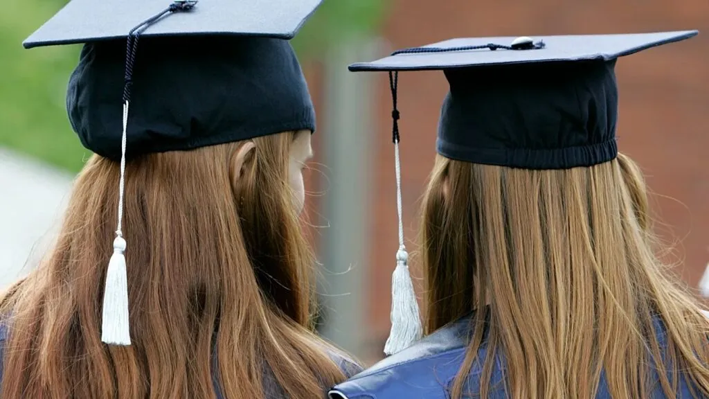 Të diplomuarit shqiptarë mbeten me pagat më të ulëta në kontinent, gati sa gjysma e Serbisë