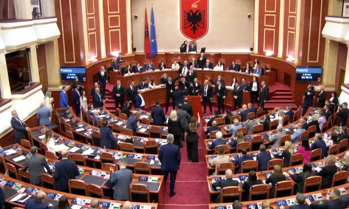 Tensione në Kuvend! Opozita protestë, PS miraton programin dhe kabinetin e ri qeveritar