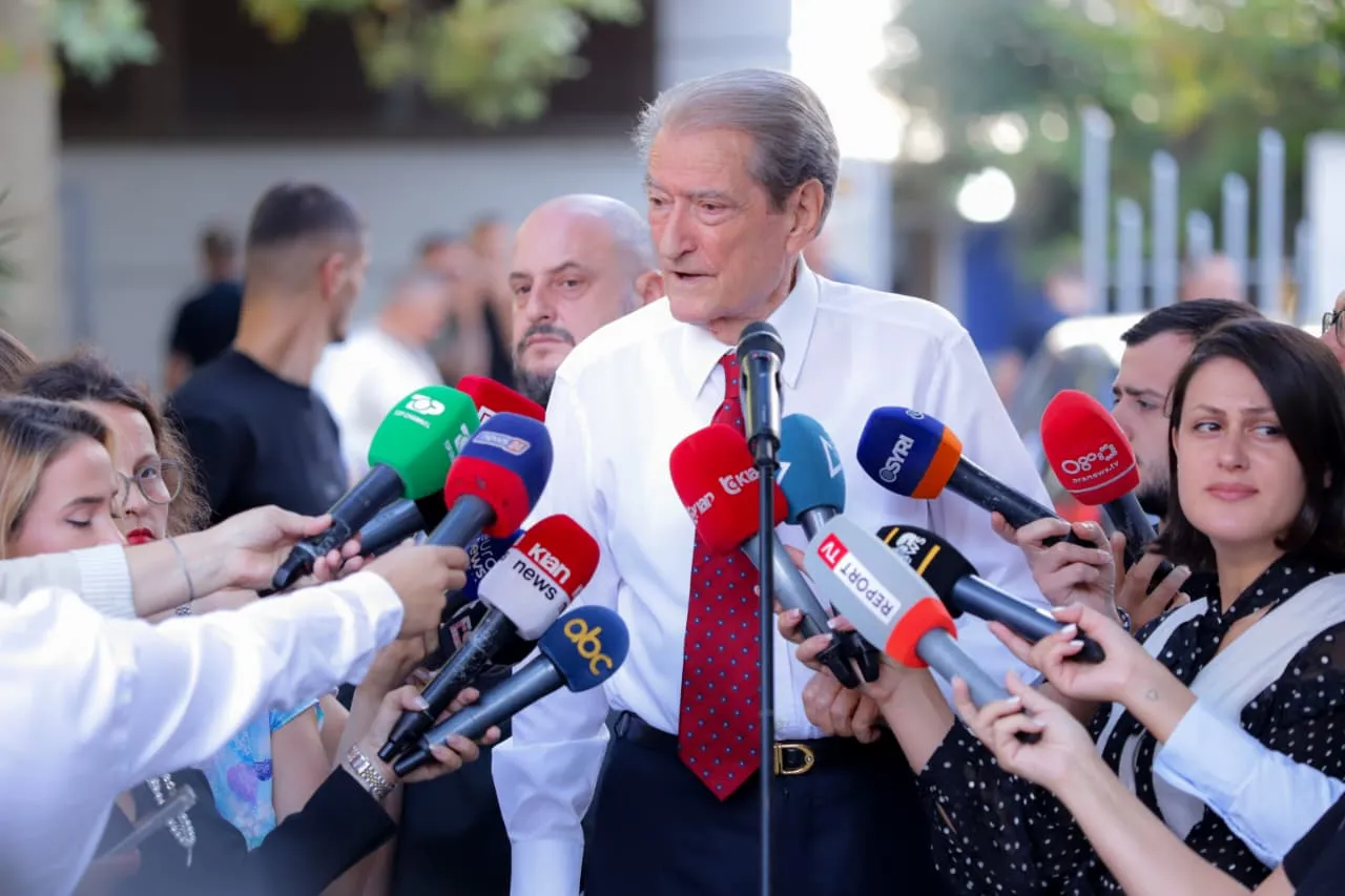 Sali Berisha pas daljes nga SPAK: Altin Dumani po shkulte leshrat, po qante dhe bërtiste