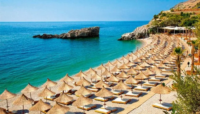 “Turizmi në stanjacion, qeveria në iluzione” – Eksperti: Rënie deri në 25% në jug, sezoni nën pritshmëri