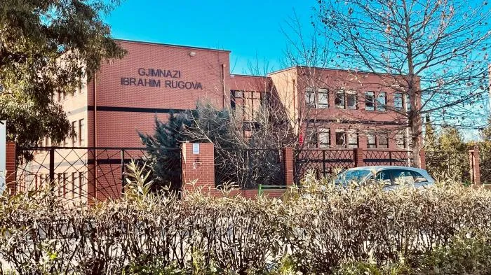 Kriza e anashkaluar në gjimnazin e Kamzës: Dhuna dhe bullizmi sjellin pasoja tragjike te nxënësit