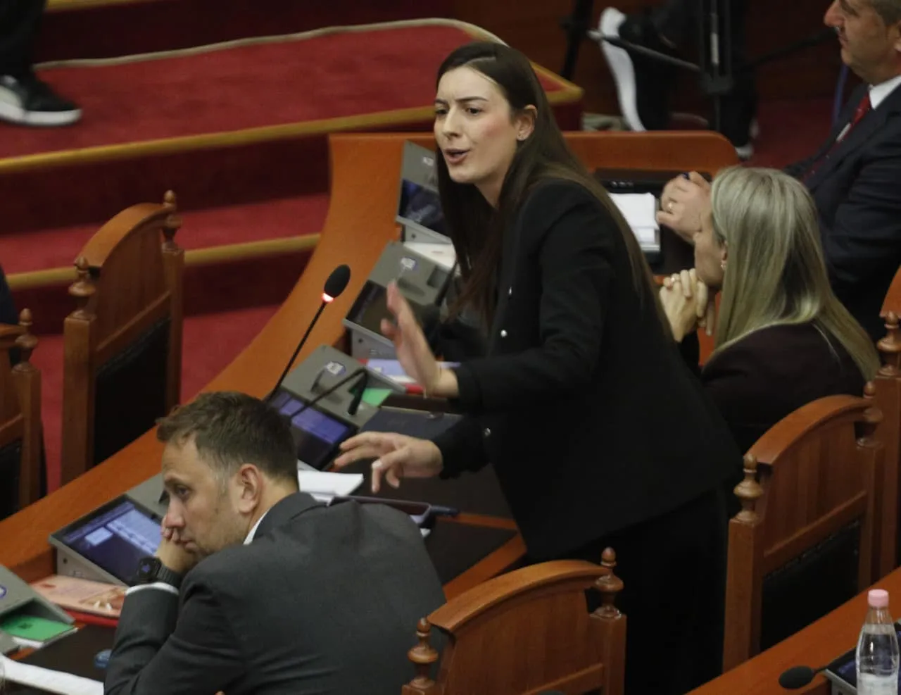 Video/ Zegjinenë s’e marrin seriozisht në Kuvend. Fjala e deputetes shkakton të qeshura