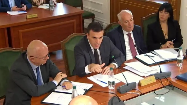 Olsjan Çela përplaset me Damian Gjiknurin për Kodin Penal: Po e patët me urgjencë, përktheni atë gjerman! Teknika është e gabuar, nuk bëhet për 2 muaj kjo