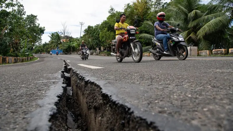 Rrugë e ura të çara, e ndërtesa të shkatërruara, 69 viktima nga tërmeti i fuqishëm në Filipine
