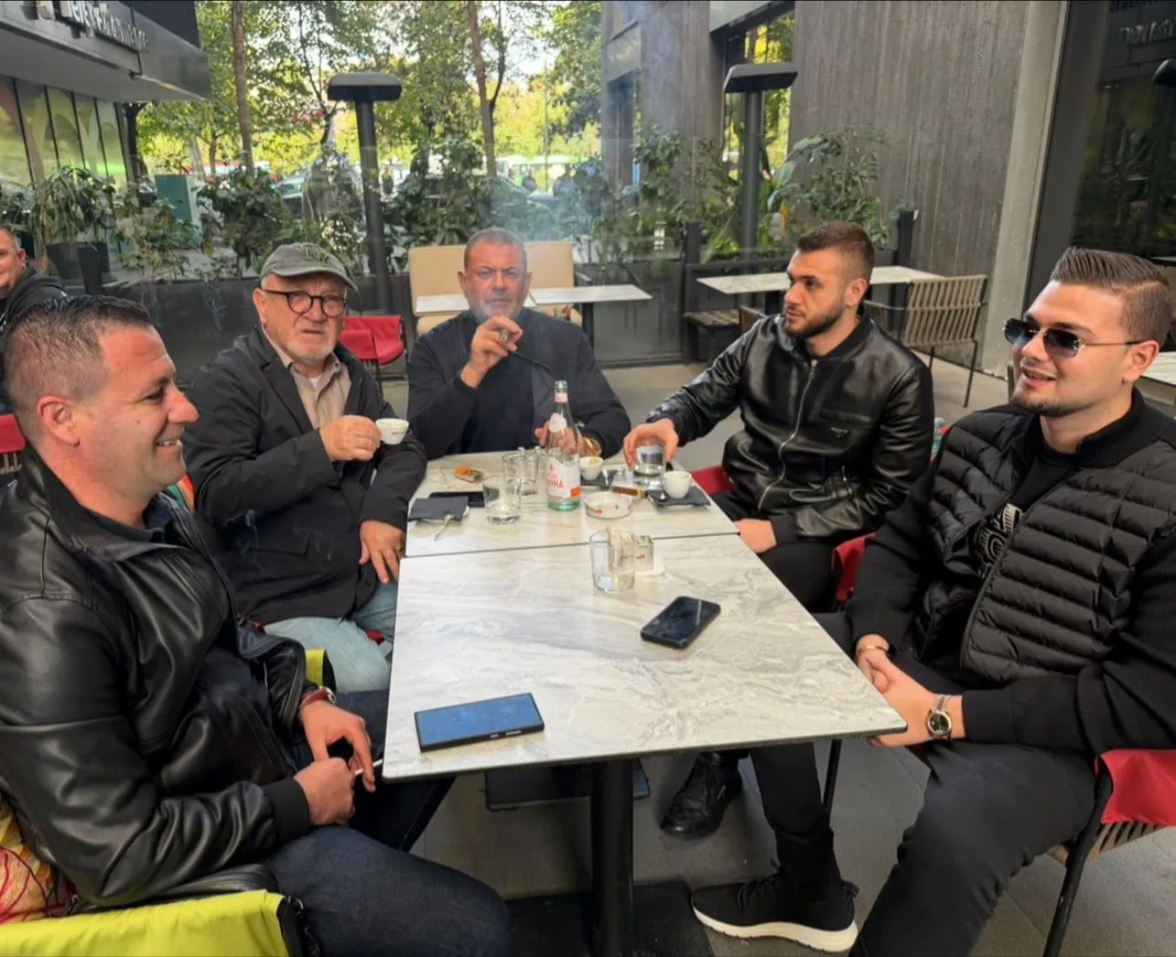 Reagon Tom Doshi: Nuk jam arratisur, jam në mes të Tiranës duke pirë kafe