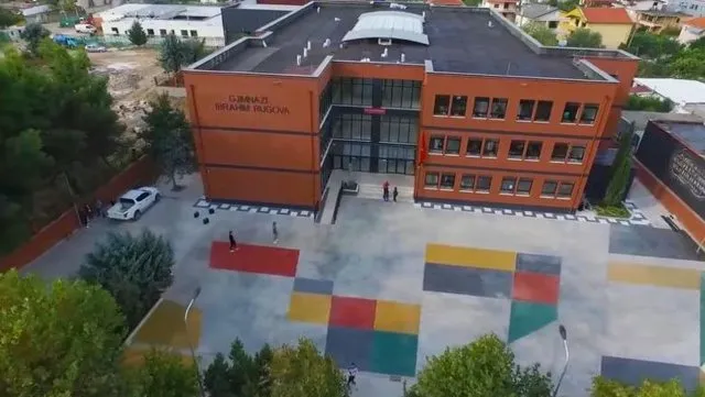 Detaje nga sherri në Kamëz, dy gjimnazistë tek Trauma, u goditën me thikë në gjoks