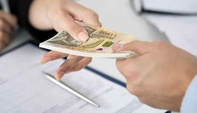 I vidhte paratë në bankë klientit, zbulohet avokati hajdut