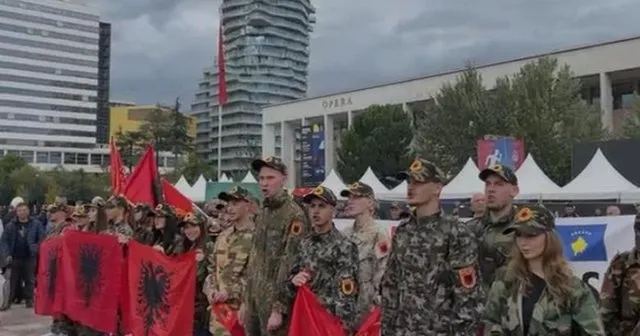 “Liria ka emër”/ Tubim i madh në Tiranë në mbështetje të UÇK-së, mbushet sheshi “Skënderbej”