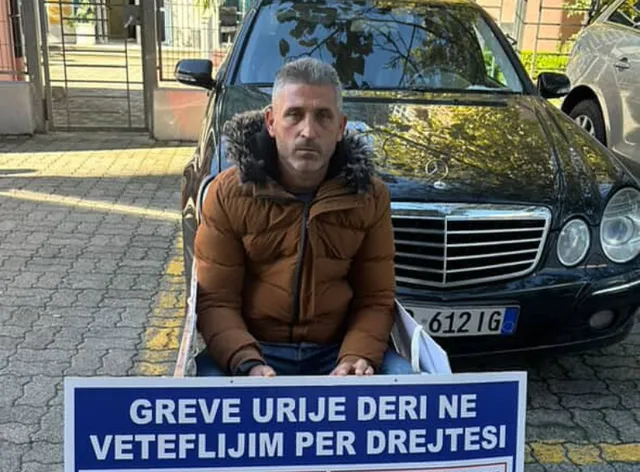 “Më vranë nënën dhe dajën, tani duan dhe shtëpinë”/ Qytetari nis grevën e urisë para SPAK: Unë do vdes këtu!