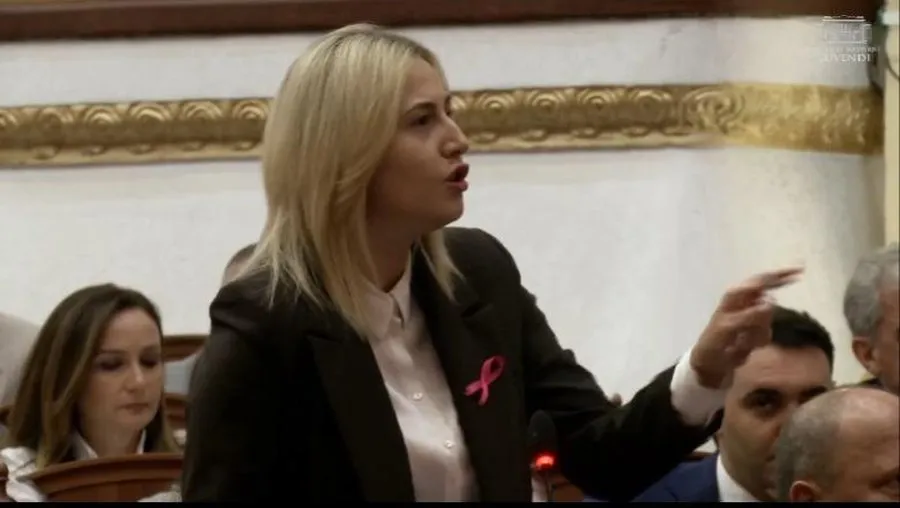 Zhupa përplaset me ministrin Lamallari: Turp të të vijë! Po bën avokatin e vrasësit, jep dorëheqjen me Koçiun