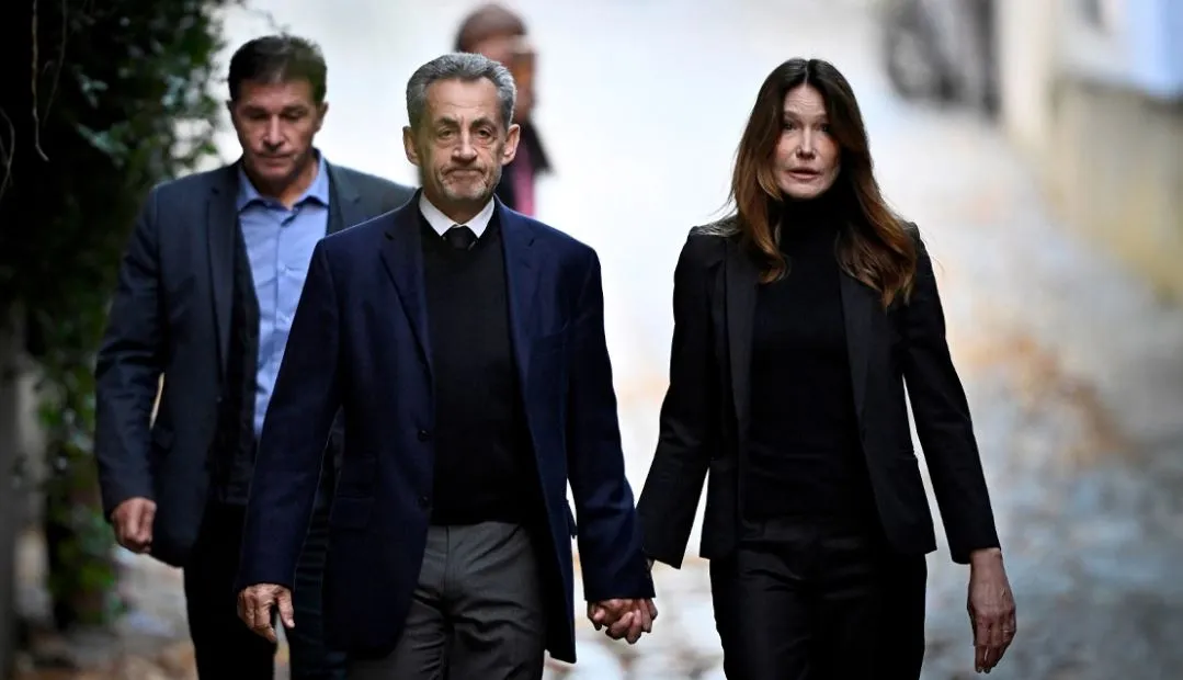 Dorë për dore me Carla Bruni-n, Nicolas Sarkozy i drejtohet burgut
